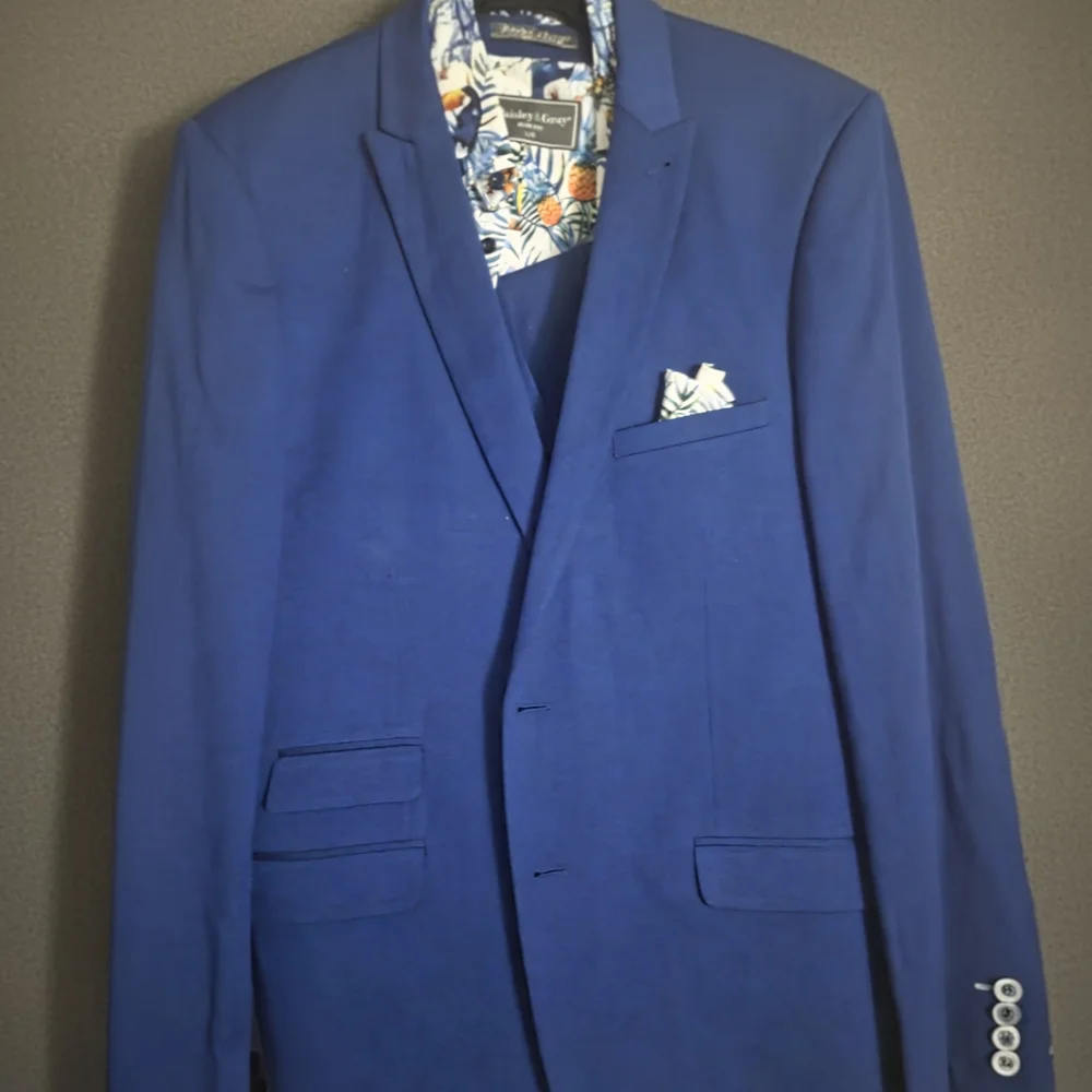 Paisley & Gray Blue 3-Piece Suit with Tropical Print Lining, Slacks and Vest - Picture 4 of 4